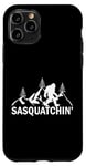 Coque pour iPhone 11 Pro Explorez l'aventure Silhouette de Sasquatch en plein air