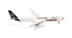 Herpa Maquette Avion Lufthansa Airbus A330-300 Fanhansa - Diversity Wins - D-AIKQ, echelle 1/200, Model, pièce de Collection, d'avion Con Support, Figurine Plastique