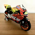 Moto Miniature 1/12 Honda RC212V Valentino Rossi GP Valence 2003 neuf