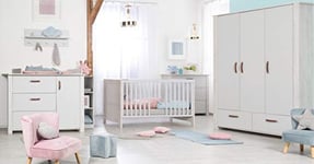 roba Chambre Bébé Complète Mila - Lit Évolutif 70 x 140 cm + Commode à Langer + Armoire à 3 Portes - Gris Clair / Chêne Blanchi