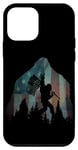Coque pour iPhone 12 mini Silhouette vintage Big foot tenant le drapeau américain