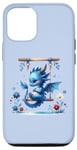 Coque pour iPhone 15 Pro Dragon ludique se balançant dans le jardin sur fond bleu.