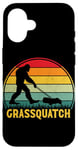 Coque pour iPhone 16 Grassquatch Sasquatch Bigfoot Tondeuse à gazon vintage rétro