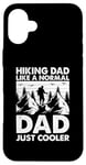 Coque pour iPhone 16 Plus Papa en randonnée comme un père normal, juste plus cool - Daddy Hiking