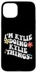 Coque pour iPhone 15 Plus Rétro Groovy Im KYLIE Doing KYLIE Things Funny Fête des Mères