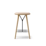 Fredericia Furniture - Spine Wood Base Stool, Lackerad ek, Svart metall, Lädergrupp 3, 90 Natural - Barstoler - Space Copenhagen - Brun,Svart - Lær/Tre