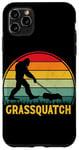 Coque pour iPhone 11 Pro Max Grassquatch Sasquatch Bigfoot Tondeuse à gazon vintage rétro