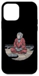 Coque pour iPhone 12 mini Singe méditatif dans un jardin zen avec des robes rouges