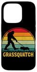 Coque pour iPhone 14 Pro Grassquatch Sasquatch Bigfoot Tondeuse à gazon vintage rétro