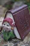 97224  FIGURINE STATUETTE TROLL LUTIN SOUS SON LIVRE HEROIC  FANTASY DERNIER