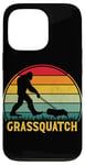 Coque pour iPhone 13 Pro Grassquatch Sasquatch Bigfoot Tondeuse à gazon vintage rétro