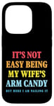 Coque pour iPhone 14 Pro Ce n'est pas facile d'être le bonbon pour les bras de ma femme - Funny Husband