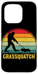 Coque pour iPhone 15 Pro Grassquatch Sasquatch Bigfoot Tondeuse à gazon vintage rétro