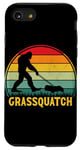 Coque pour iPhone SE (2020) / 7 / 8 Grassquatch Sasquatch Bigfoot Tondeuse à gazon vintage rétro