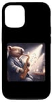 Coque pour iPhone 15 Pro Wombat joue du saxophone dans un club de jazz confortable et faiblement éclairé. Notes