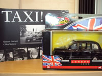 CORGI 1:36 SCALE TX1 TAXI PLAIN BLACK TY85905 + LONDON CAB KNOWLEDGE BOOK