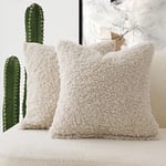 Foindtower Lot de 2 Housses de Coussin décoratives en Fausse Fourrure de Sherpa, taies d'oreiller pelucheuses et molletonnées pour lit, canapé, Salon, 45,7 x 45,7 cm, crème Neutre