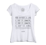 T-Shirt Femme Col Echancré Coluche Citations Célèbres Pour Critiquer Les Gens Il Faut Les Connaître