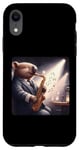 Coque pour iPhone XR Wombat joue du saxophone dans un club de jazz confortable et faiblement éclairé. Notes