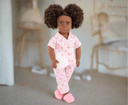 Notre poupée pyjama Generation Tanisha 18 pouces en pyjamas roses assortis