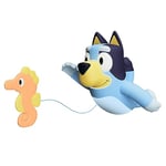 Tomy Toomies Bluey nage - Jouet Bluey pour Le Bain avec Hippocampe à Tirer, nage sur Le Ventre et sur Le Dos - Jouet Bain bébé interactif pour l'eau - Jouets de Bain et Piscine pour +18 Mois