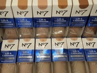 No7   Lift & Luminate Triple Action Serum Foundation warm beige