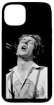 Coque pour iPhone 15 Plus The Clash Live Joe Strummer par Virgina Turbett