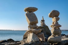 Stone pyramides sur la plage