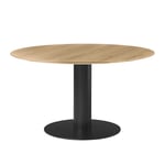 Gubi - GUBI 2.0 Dining Table, Ø 130 cm, Skiva: Trä - Ek, Bas: Svart - Ruokapöytä - Puun värinen