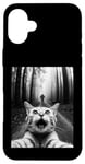 Coque pour iPhone 16 Plus T-shirt drôle chat selfie avec Bigfoot