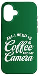 Coque pour iPhone 16 Tout ce dont j'ai besoin, c'est d'un café et de mon appareil photo