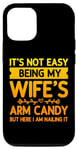 Coque pour iPhone 15 Pro Ce n'est pas facile d'être le bonbon pour les bras de ma femme - Funny Husband
