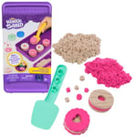 Kinetic Sand Sable Magique - Boite à Biscuits 227 G + 3 Accessoires - Sculptez à l'Infini ce Sable à Modeler comme de la Pâte à Modeler - Jouet Sensoriel - Jouet Enfant 3 Ans et +