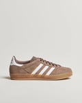 adidas Originals Gazelle Indoor Sneaker Earth Brown/White