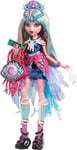 Monster High Lagoona Blue Poupée avec Tenue Glamour pour Le Monster Fest et Accessoires sur Le thème du Festival comme des en-Cas, Une Affiche de Groupe, Un Sac Tendance et Bien Plus Encore, HXH82