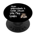 Carte « Never Underestimate A Senior Citizen Who Plays Spades » PopSockets PopGrip Adhésif