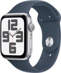 Apple Watch SE (GPS) 44 mm sølvfarget aluminiumsurkasse og stormblå sportsrem, S/M (MREC3)