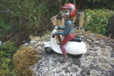 170220  A   FIGURINE  TROLL  SUR  VESPA SCOOTER BLANC   PIXIE ELFE PIXIES 