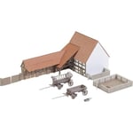 FALLER Bâtiment agricole avec accessoires Kit de maquette avec 138 pièces individuelles 125 x 57 x 53 mm I Accessoires de train miniature I Construction de trains miniatures