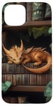 Coque pour iPhone 15 Plus Petit dragon endormi sur une bibliothèque