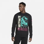 Show some altitude in the Jordan Winter Utility Fleece Crew. Made from mid-weight brushed fleece, this versatile top is soft, warm and relaxed. A mixed-media graphic stacks of MJ's career numbers with seasonal artwork. Men's Crew - Black