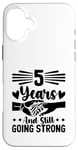 Coque pour iPhone 16 Plus 5 Years And Still Going Strong Wedding Anniv Couple marié