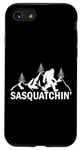 Coque pour iPhone SE (2020) / 7 / 8 Explorez l'aventure Silhouette de Sasquatch en plein air