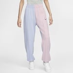 The Nike Sportswear Trousers are made from lightweight French terry in springtime hues for a comfortable option unpredictable climates. A metallic Swoosh design on the left leg provides touch of shine. Women's - Blue