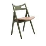 Carl Hansen - CH29P Sawbuck Chair, Lackerad Bok, Olive Green, Lädergrupp C Sif - 95 - Spisestoler - Hans J. Wegner - Grønn - Lær/Tre