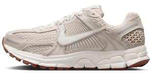 Nike Femme Zoom Vomero 5 Sneaker, Lt Orewood BRN Sail Metallic Silver, 45.5 EU