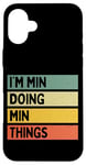 Coque pour iPhone 16 Plus Citation personnalisée humoristique I'm Min Doing Min Things