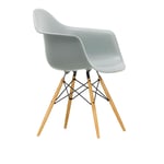 Vitra - Eames Plastic Armchair DAW - 24 Light Grey - Golden Maple - Matstolar - Charles & Ray Eames - Grå - Metall/Trä/Plast