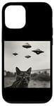 Coque pour iPhone 12/12 Pro Cat Selfie with UFO Weird 50s Photo ---