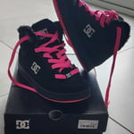 Baskets montantes enfant DC Shoes  Basket DC shoes Fourées noire et rose fushia